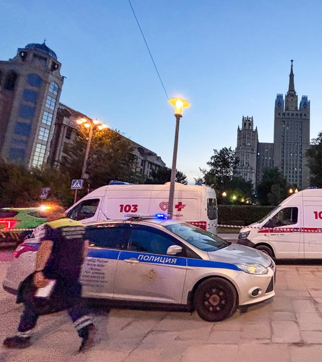 Rettungsfahrzeuge stehen in der Nähe einer tödlichen Explosion in einem Restaurant in Moskau.