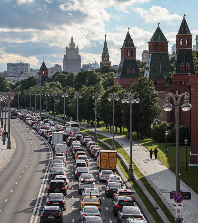 Autoverkehr staut sich auf einer Straße in der Nähe des Kremls in Moskau. (Archiv)