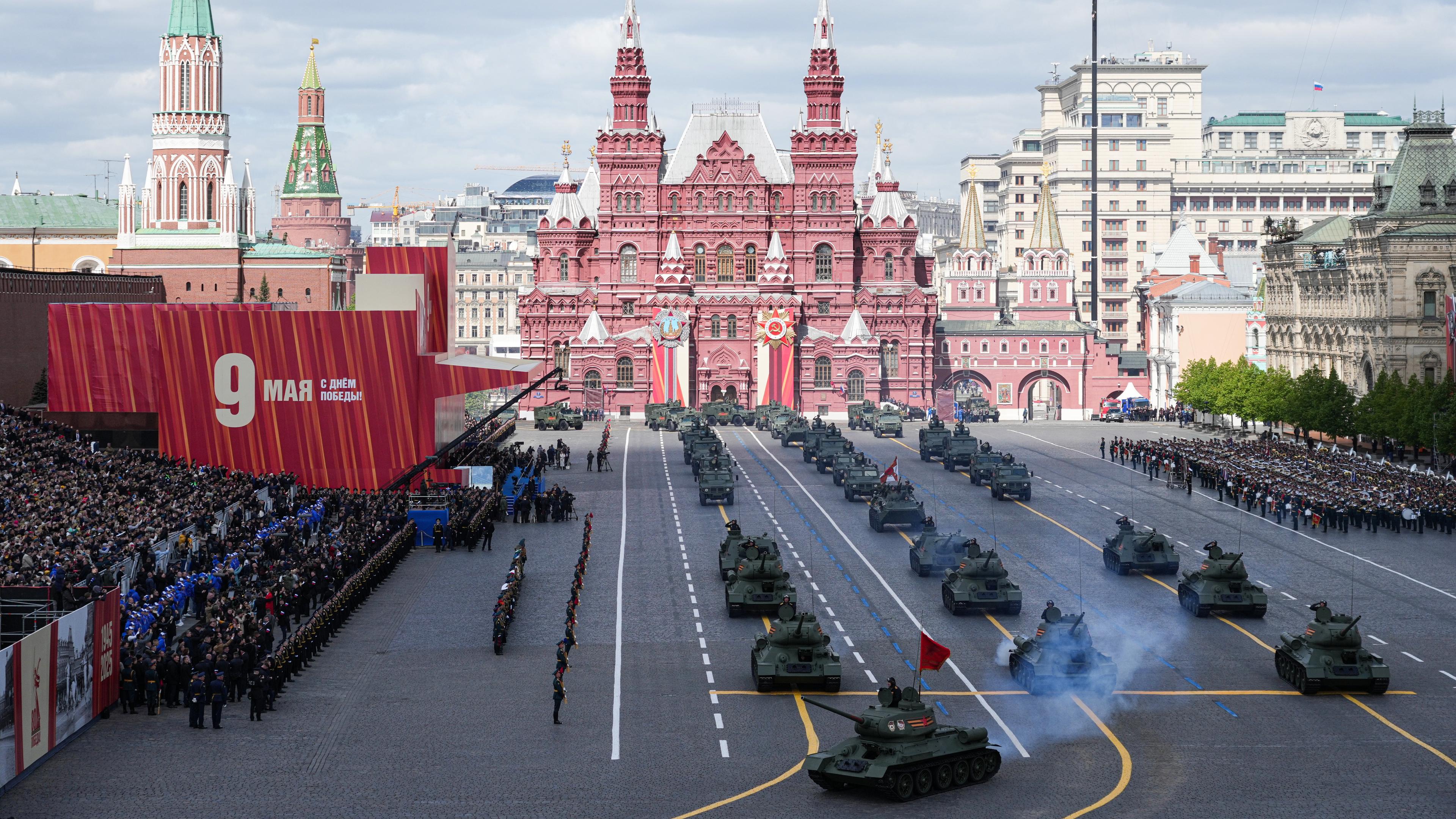 Auf dem roten Platz in Moskau findet eine Militärparade statt. 