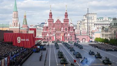 Auf dem roten Platz in Moskau findet eine Militärparade statt. 