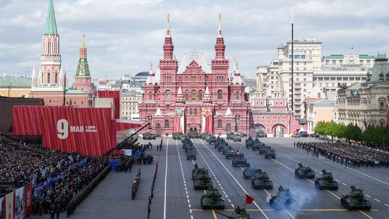 Auf dem roten Platz in Moskau findet eine Militärparade statt. 