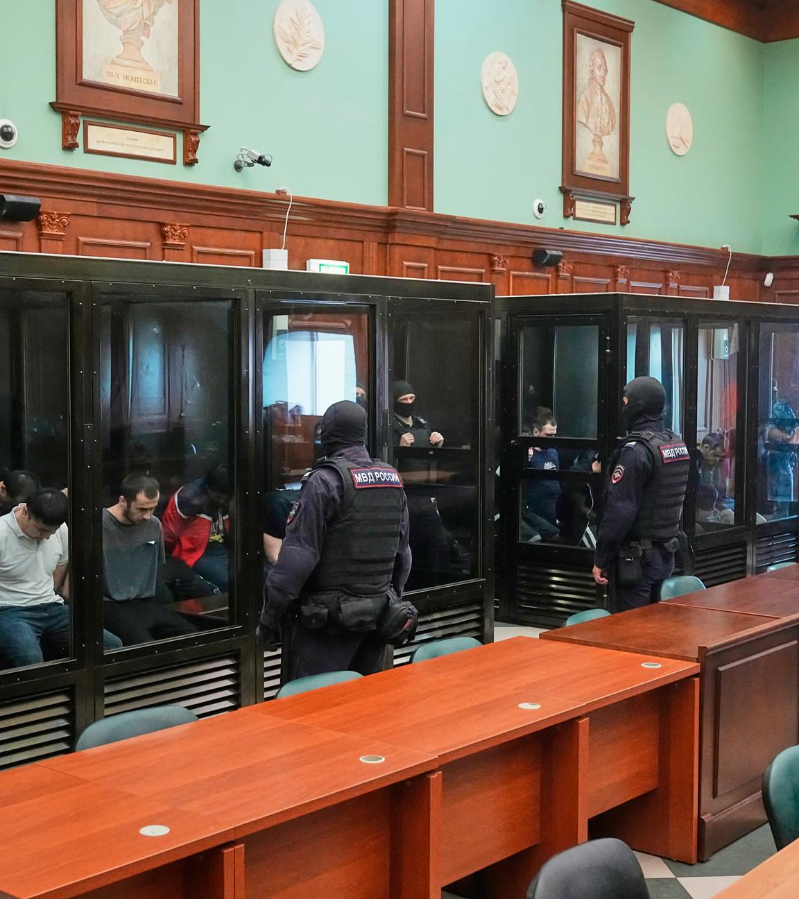 Angeklagte sitzen vor einer Anhörung vor dem 2. Militärgericht des westlichen Bezirks in Moskau, Russland, in mehreren Glaszellen.
