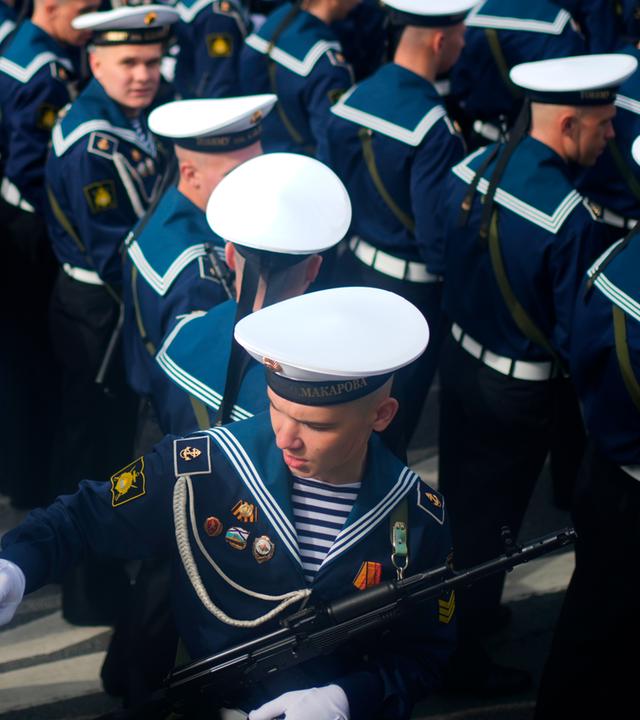 Russische Soldaten stehen in Formation vor der Militärparade in Moskau zum Tag des Sieges.