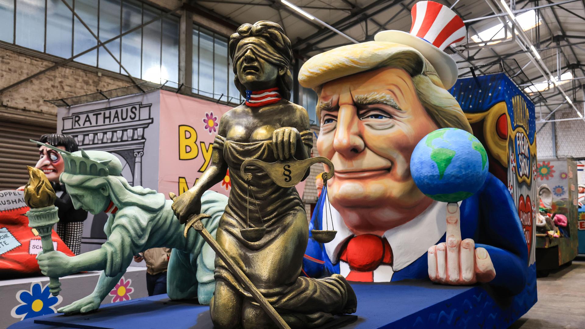 Nordrhein-Westfalen, Köln: Ein Motivwagen zum Thema Trump steht beim Richtfest des Kölner Rosenmontagszuges in der Wagenhalle