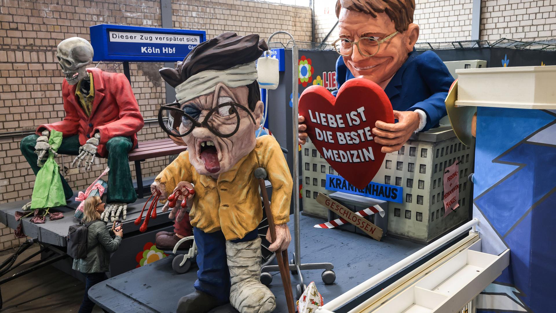 Nordrhein-Westfalen, Köln: Ein Motivwagen zum Thema Gesundheitspolitik steht beim Richtfest des Kölner Rosenmontagszuges in der Wagenhalle.