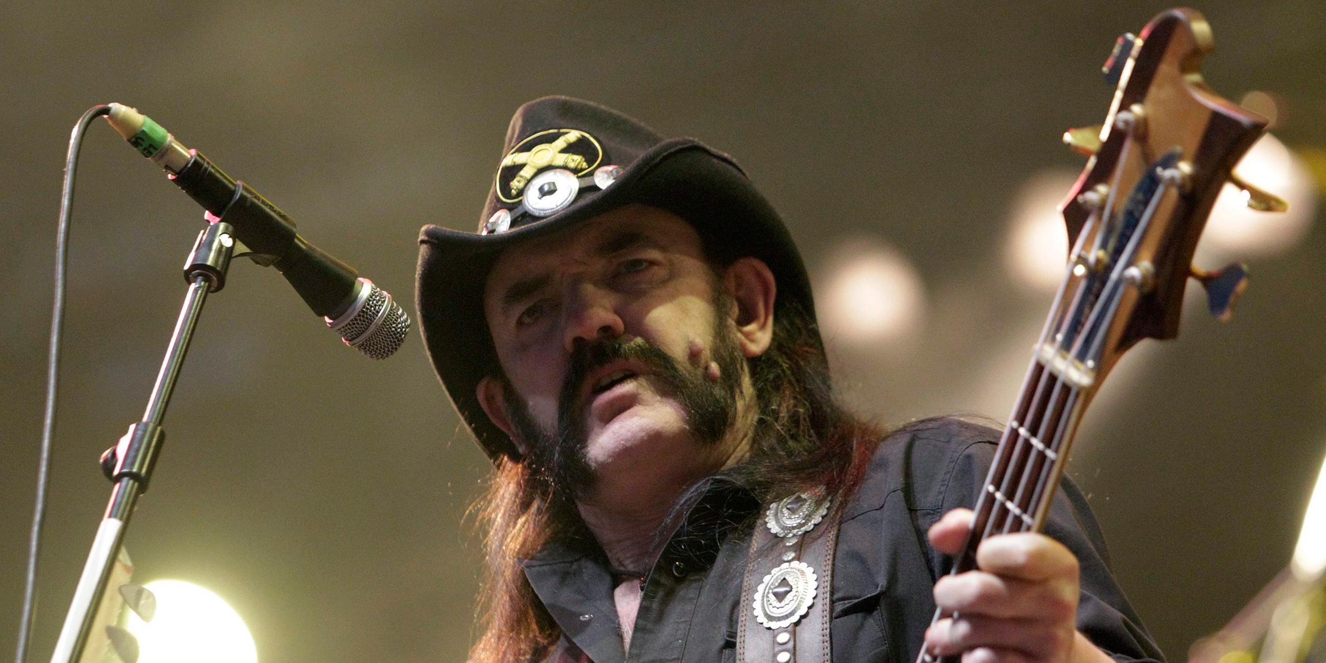 Lemmy Kilmister 2010 bei einem Konzert