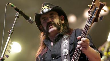 Lemmy Kilmister 2010 bei einem Konzert