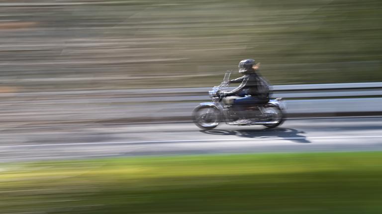Ein Motorrad ist auf der L3004 bei Oberursel in Hessen in der bekannten Applauskurve am 14. April 2023 unterwegs.