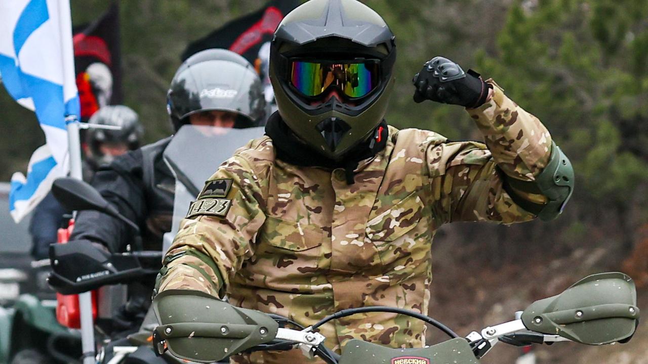 Mitglied der Nachtwölfe auf dem Motorrad. Anlass für den Korso auf der Krim war der elfte Jahrestag der russischen Annexion.