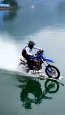 Ein Mann fährt mit einem umgebauten Motorrad über Wasser und stellt einen neuen Weltrekord auf.