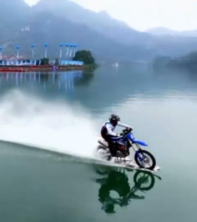 Ein Mann fährt mit einem umgebauten Motorrad über Wasser und stellt einen neuen Weltrekord auf.
