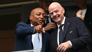 Afrikas Fußballverbandspräsident Patrice Motsepe neben FIFA-Präsident Gianni Infantino