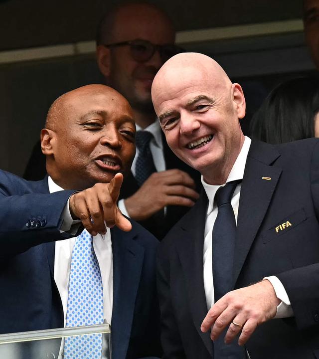 Afrikas Fußballverbandspräsident Patrice Motsepe neben FIFA-Präsident Gianni Infantino