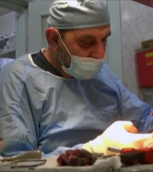 Dr. Mouheb Kaddour, Arzt in Idlib, Syrien während einer Operation am OP-Tisch