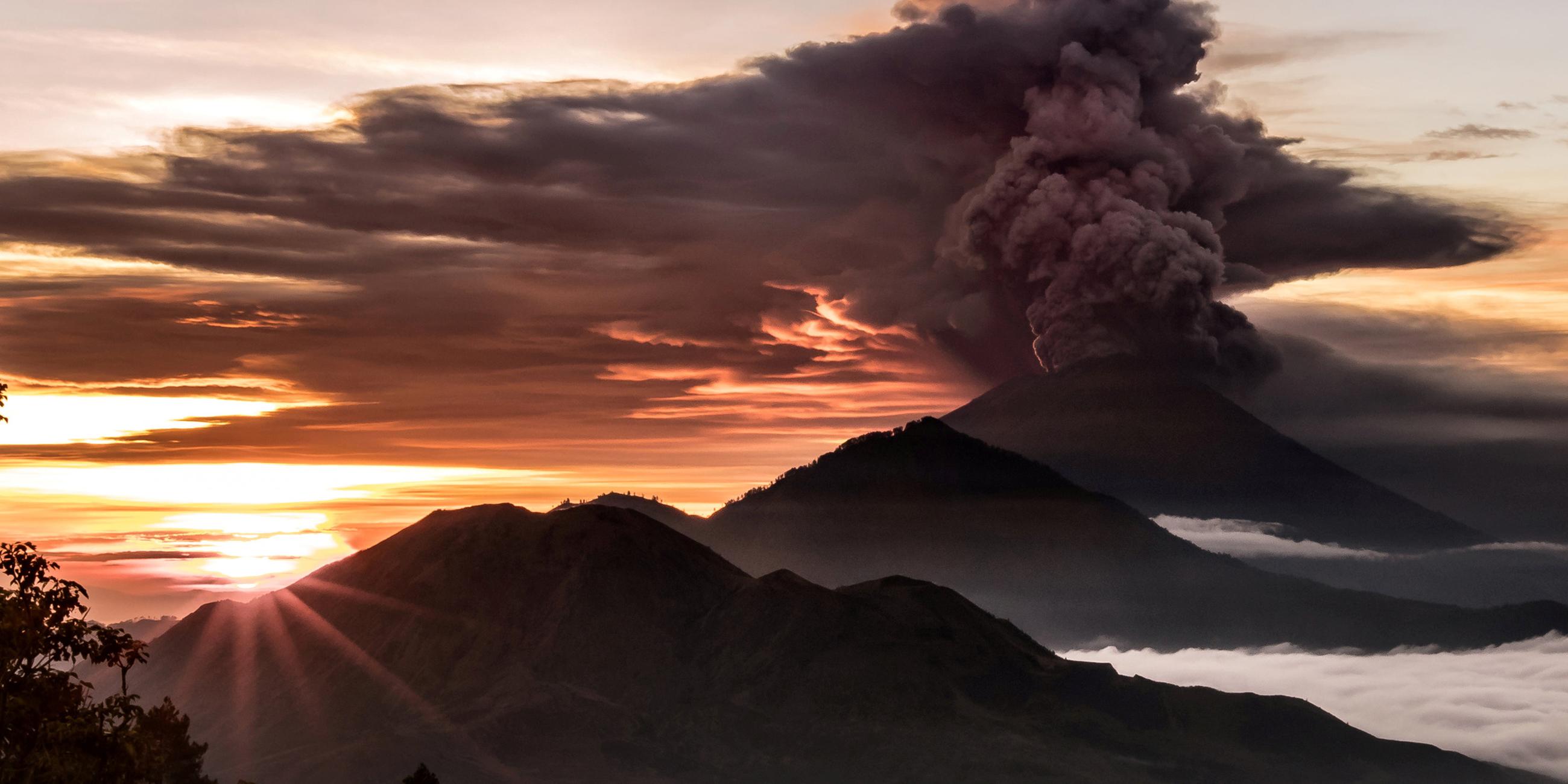 Der Mount Agung am 26.11.2017 auf Bali im Sonnenlicht