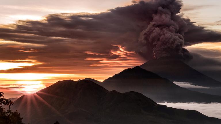 Der Mount Agung am 26.11.2017 auf Bali im Sonnenlicht