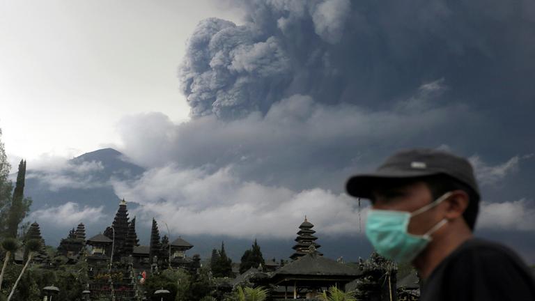 Der Besakih Tempel und der Mount Agung am 26.11.2017 auf Bali