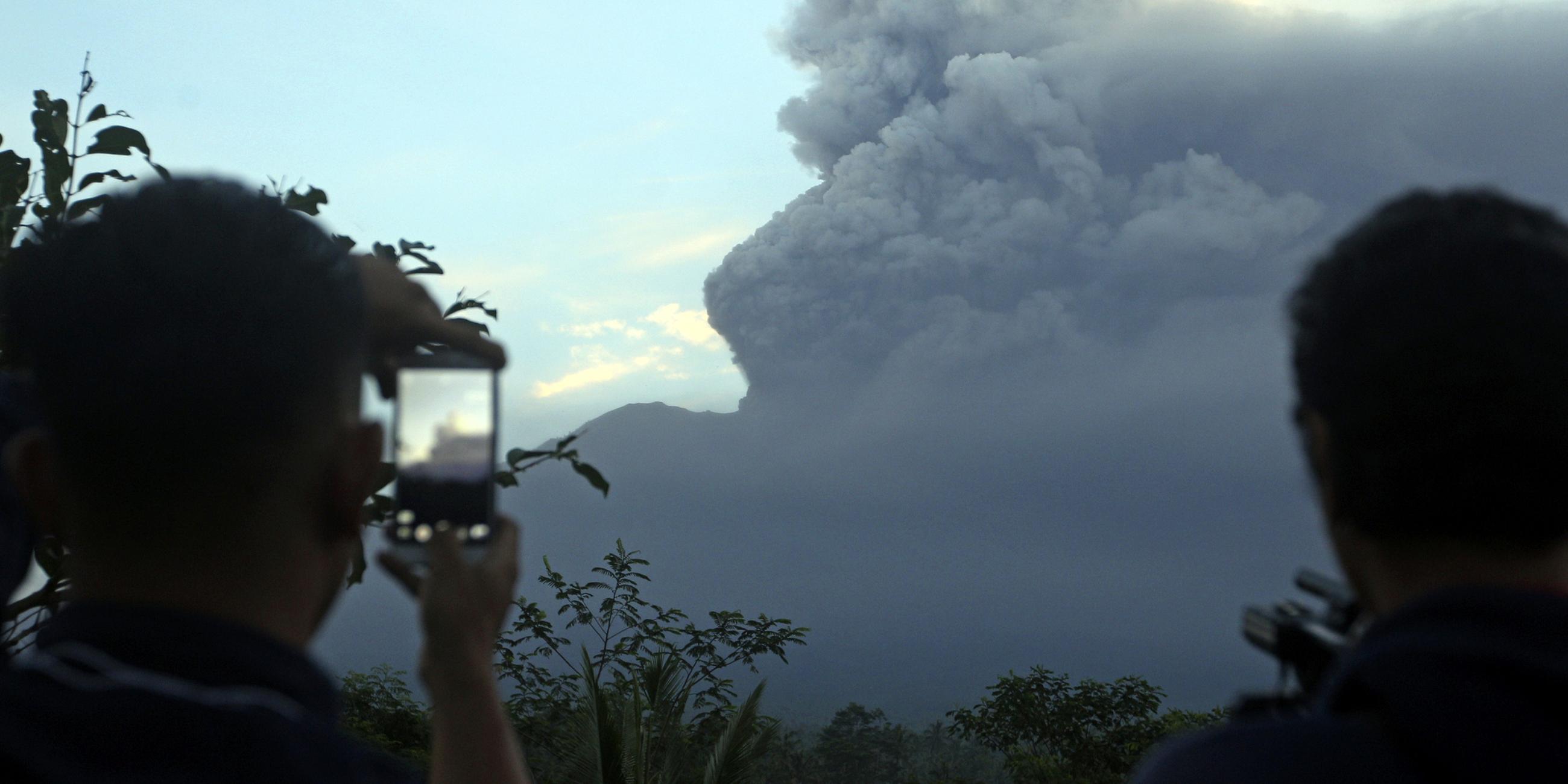Der Mount Agung am 26.11.2017 auf Bali wird fotografiert
