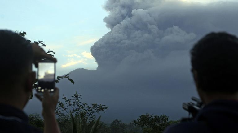 Der Mount Agung am 26.11.2017 auf Bali wird fotografiert
