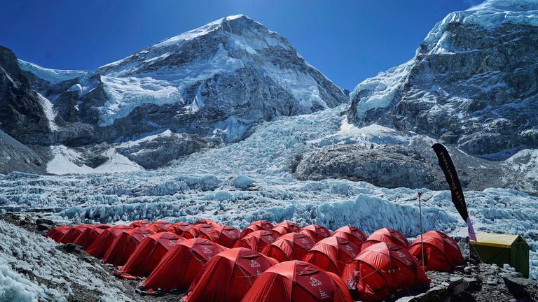 25.04.2025, Nepal, Everest-Basislager: Der Khumbu-Eisfall ist zwischen zwei Gipfeln im Hintergrund im Everest Base Camp in Nepal zu sehen.