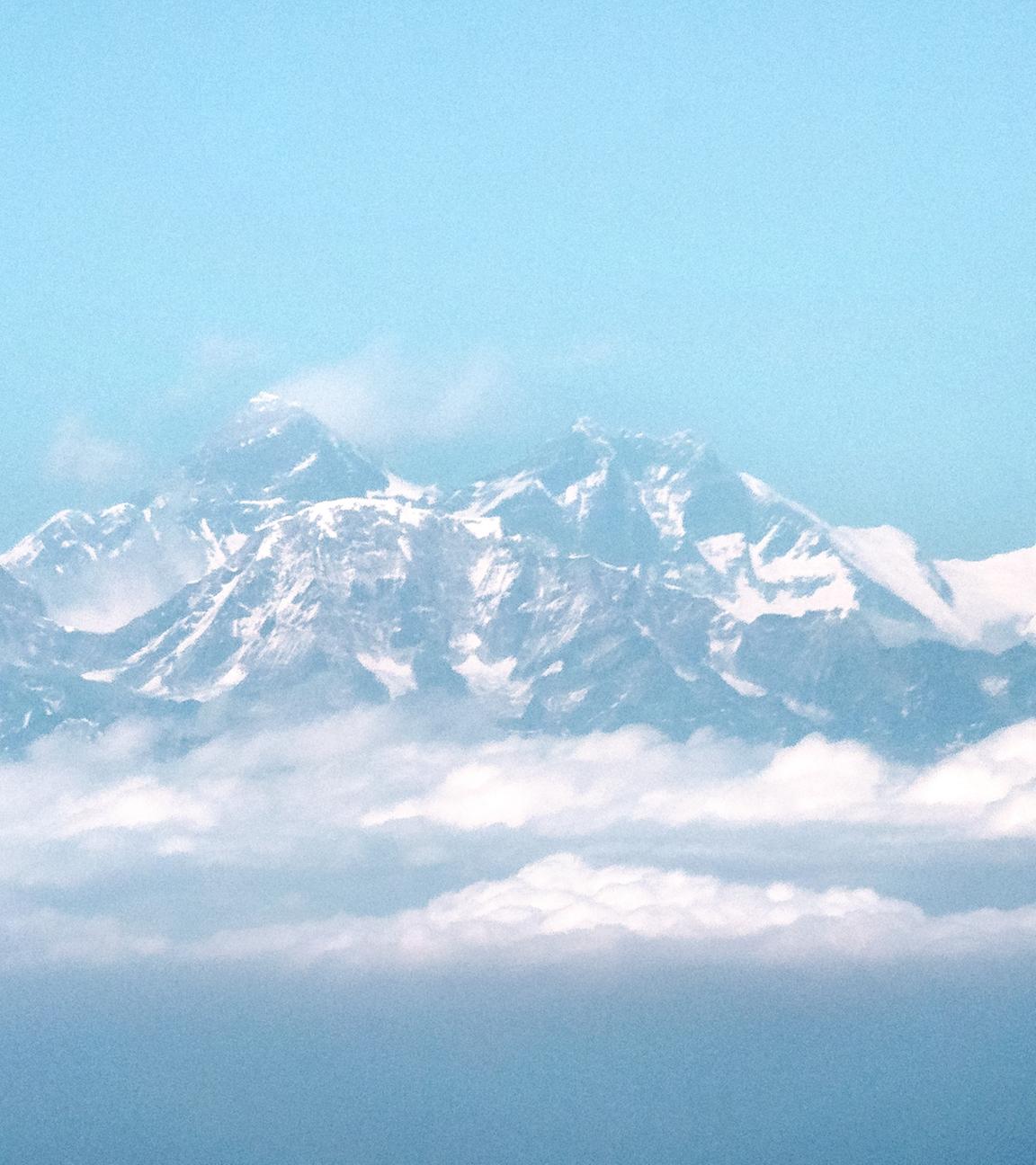 06.02.2020, Nepal, NA: Blick aus dem Flugzeug auf das Himalaya-Gebirge mit dem Mount Everest. (Archivbild)