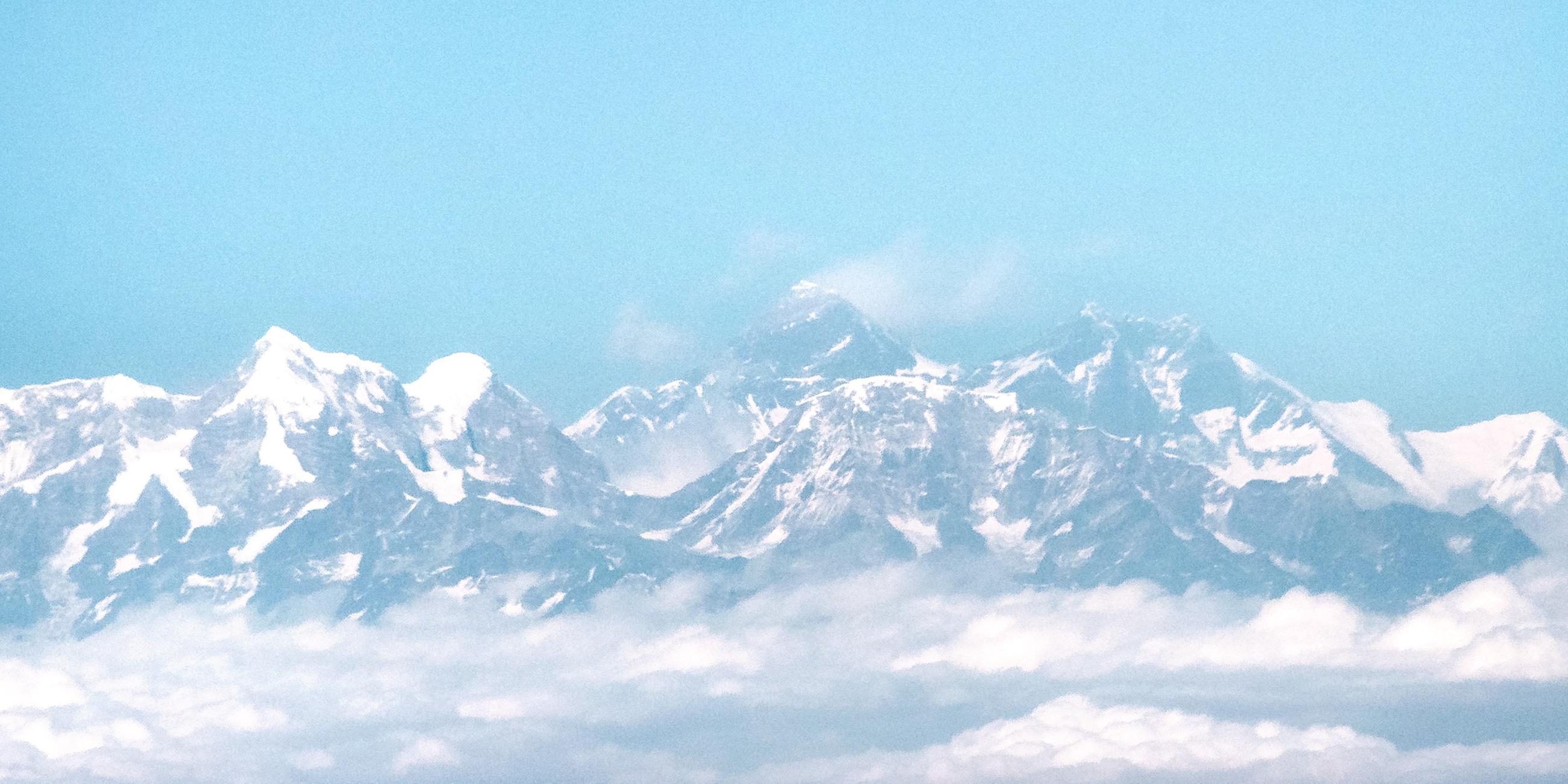 06.02.2020, Nepal, NA: Blick aus dem Flugzeug auf das Himalaya-Gebirge mit dem Mount Everest. (Archivbild)