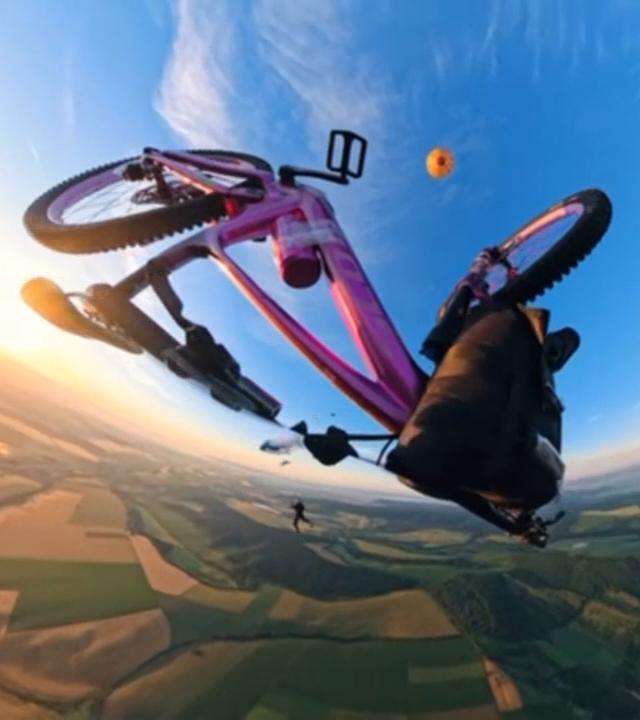 Extremsportler Elias Schwärzler springt mit seinem Mountainbike vom Dach eines Heißluftballons in 950 Metern Höhe. 