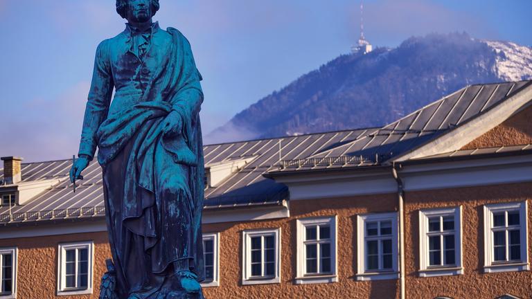 Mozart-Statue auf dem Mozartplatz, Salzburg, Österreich.