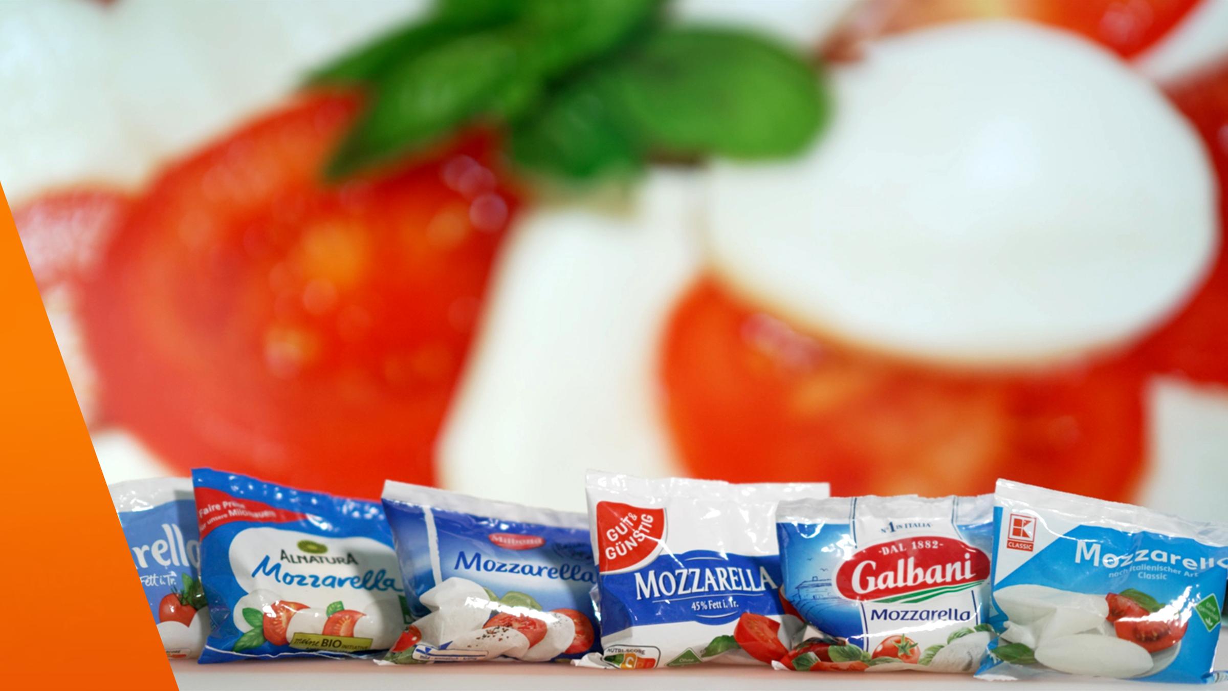 Sechs verschiedene Mozzarella-Kugeln aus Kuhmilch aus dem Supermarkt und Discounter