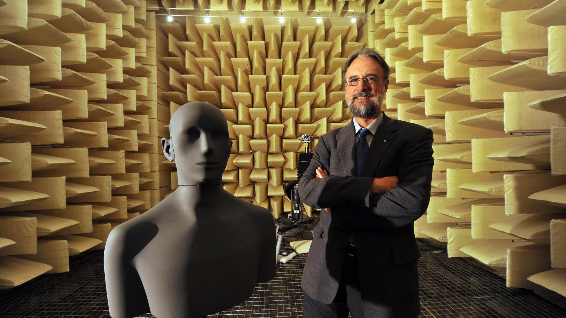 Archiv: Karlheinz Brandenburg, Leiter des Fraunhofer-Instituts für Digitale Medientechnologie IDMT in Ilmenau, aufgenommen am 24.03.2009 im sogenannten reflexionsarmen Raum des Instituts in Ilmenau. 