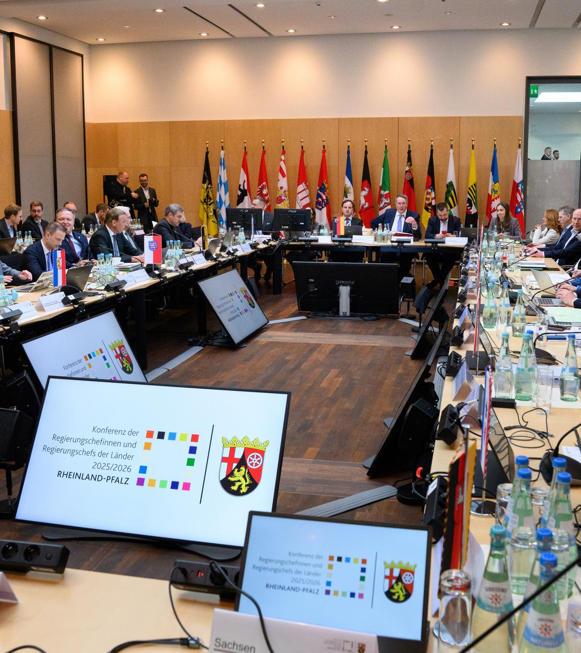 Die Vertreter der Bundesländer sitzen zu Beginn der Konferenz der Regierungschefinnen und Regierungschefs der Länder (MPK) im Bundesrat