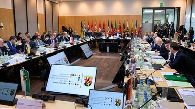 Die Vertreter der Bundesländer sitzen zu Beginn der Konferenz der Regierungschefinnen und Regierungschefs der Länder (MPK) im Bundesrat