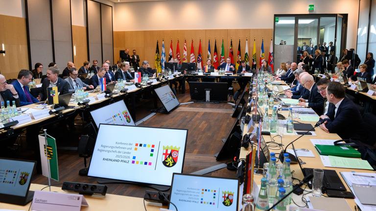 Die Vertreter der Bundesländer sitzen zu Beginn der Konferenz der Regierungschefinnen und Regierungschefs der Länder (MPK) im Bundesrat
