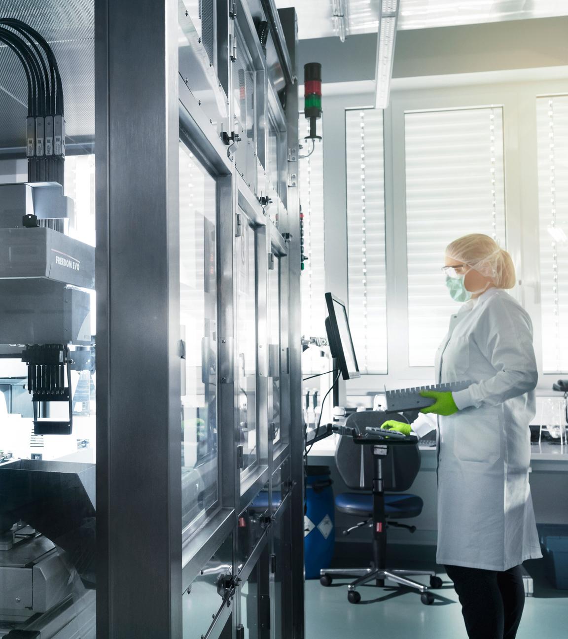 Eine Mitarbeiterin von Biontech steht im Labor des Unternehmens
