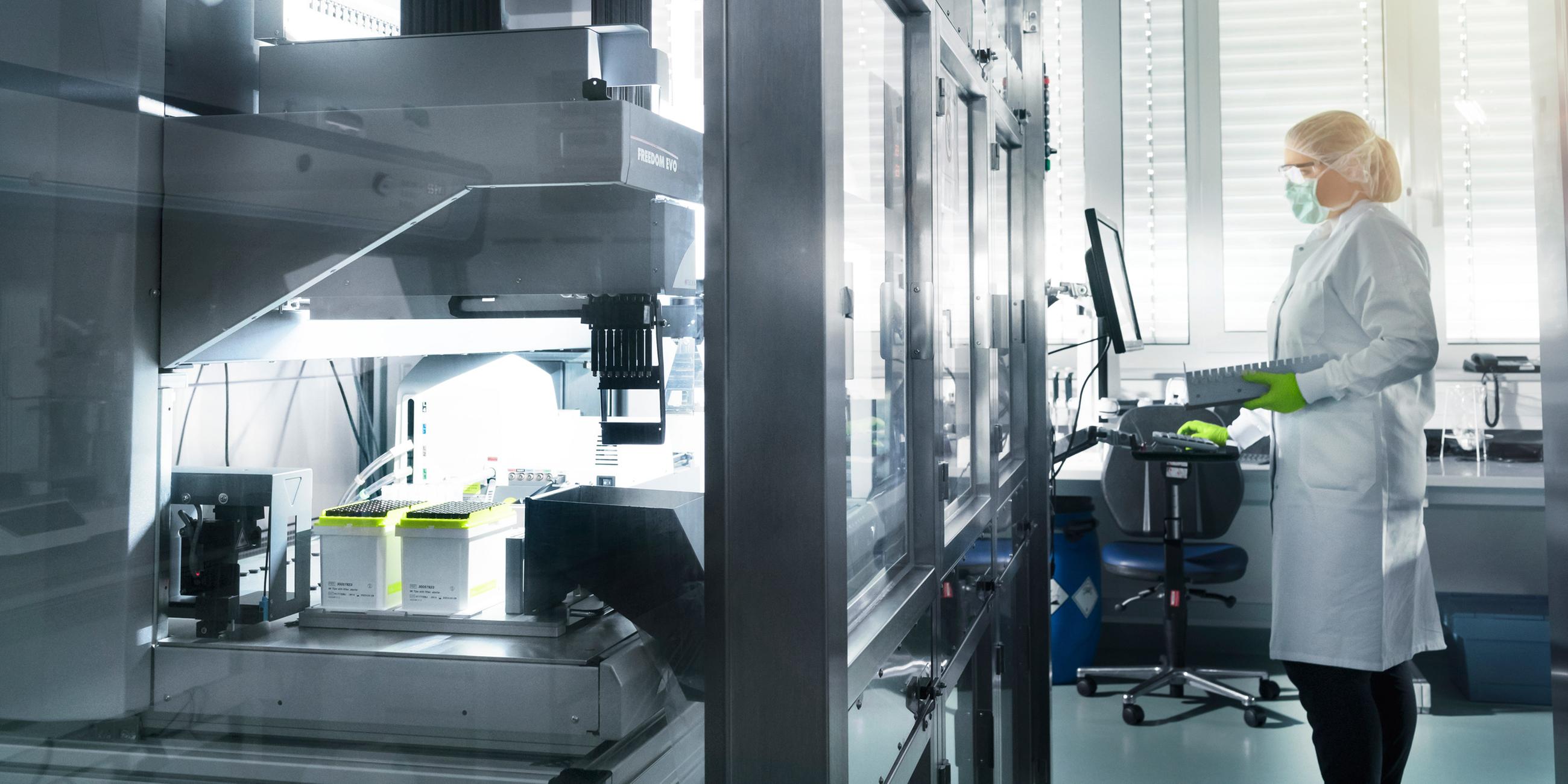 Eine Mitarbeiterin von Biontech steht im Labor des Unternehmens