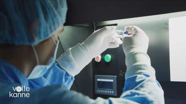 Eine Forscherin arbeitet im Labor mit dem mRNA-Impfstoff.