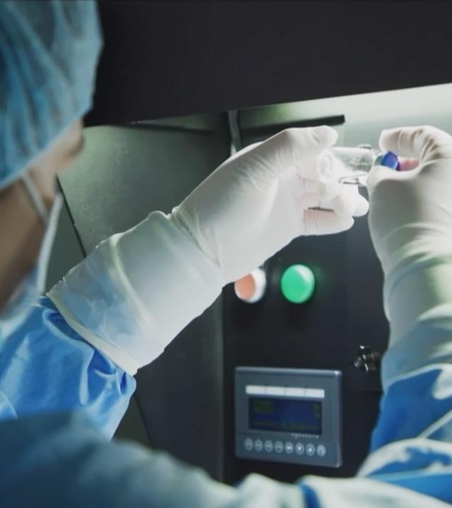 Eine Forscherin arbeitet im Labor mit dem mRNA-Impfstoff.