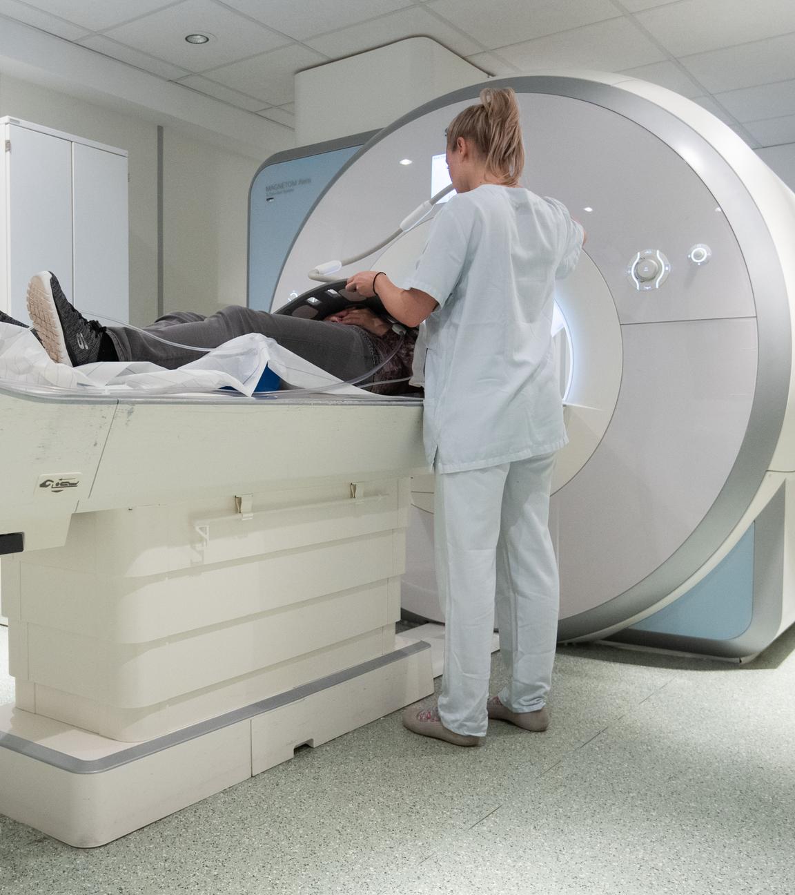 Ein Frau liegt in der Radiologie in einem Gerät zur Magnetresonanztomographie.