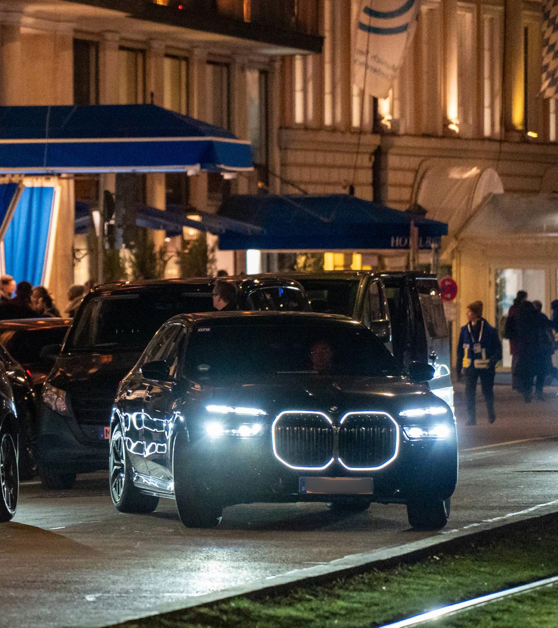 Limousinen stehen vor dem Hotel Bayrischer Hof in dem die Münchner Sicherheitskonferenz statt findet bereit.