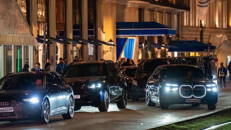 Limousinen stehen vor dem Hotel Bayrischer Hof in dem die Münchner Sicherheitskonferenz statt findet bereit.