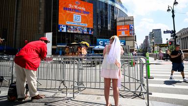 Schaulustige stehen am Madison Square Garden. Die Hochzeitsfeierlichkeiten von Popstar Taylor Swift und Football-Profi Travis Kelce haben übereinstimmenden US-Medienberichten zufolge begonnen.