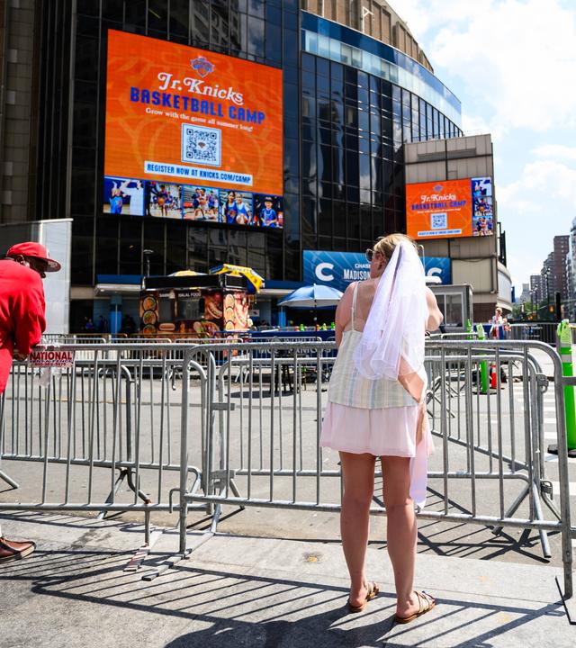 Schaulustige stehen am Madison Square Garden. Die Hochzeitsfeierlichkeiten von Popstar Taylor Swift und Football-Profi Travis Kelce haben übereinstimmenden US-Medienberichten zufolge begonnen.