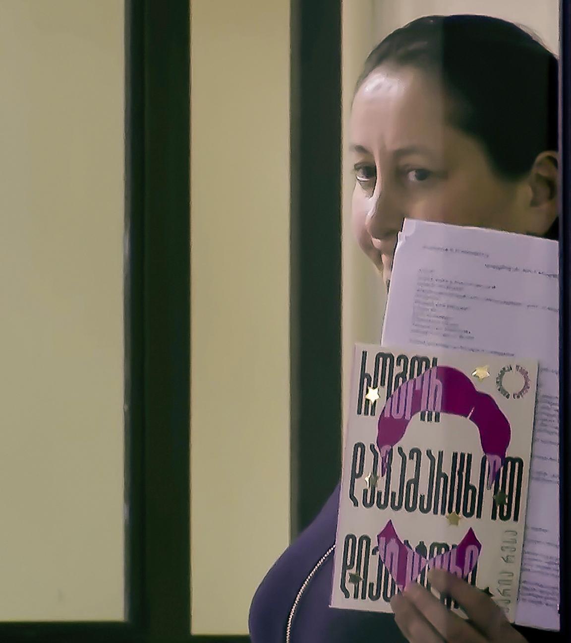 Mzia Amaghlobeli, georgische Journalistin und Gründerin der unabhängigen Medien Batumelebi und Netgazeti, steht hinter Gittern für Angeklagte in einem Gerichtssaal in Batumi, Georgien.
