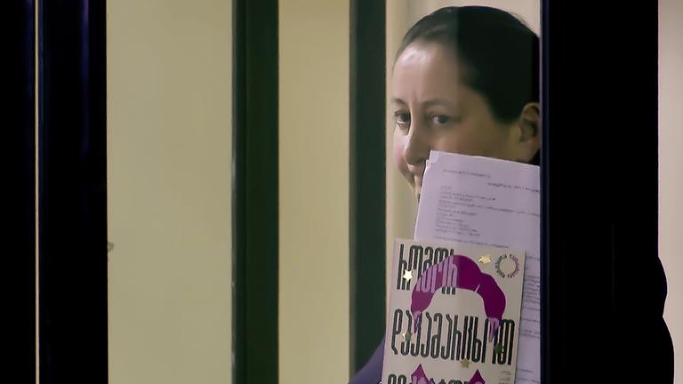 Mzia Amaghlobeli, georgische Journalistin und Gründerin der unabhängigen Medien Batumelebi und Netgazeti, steht hinter Gittern für Angeklagte in einem Gerichtssaal in Batumi, Georgien.