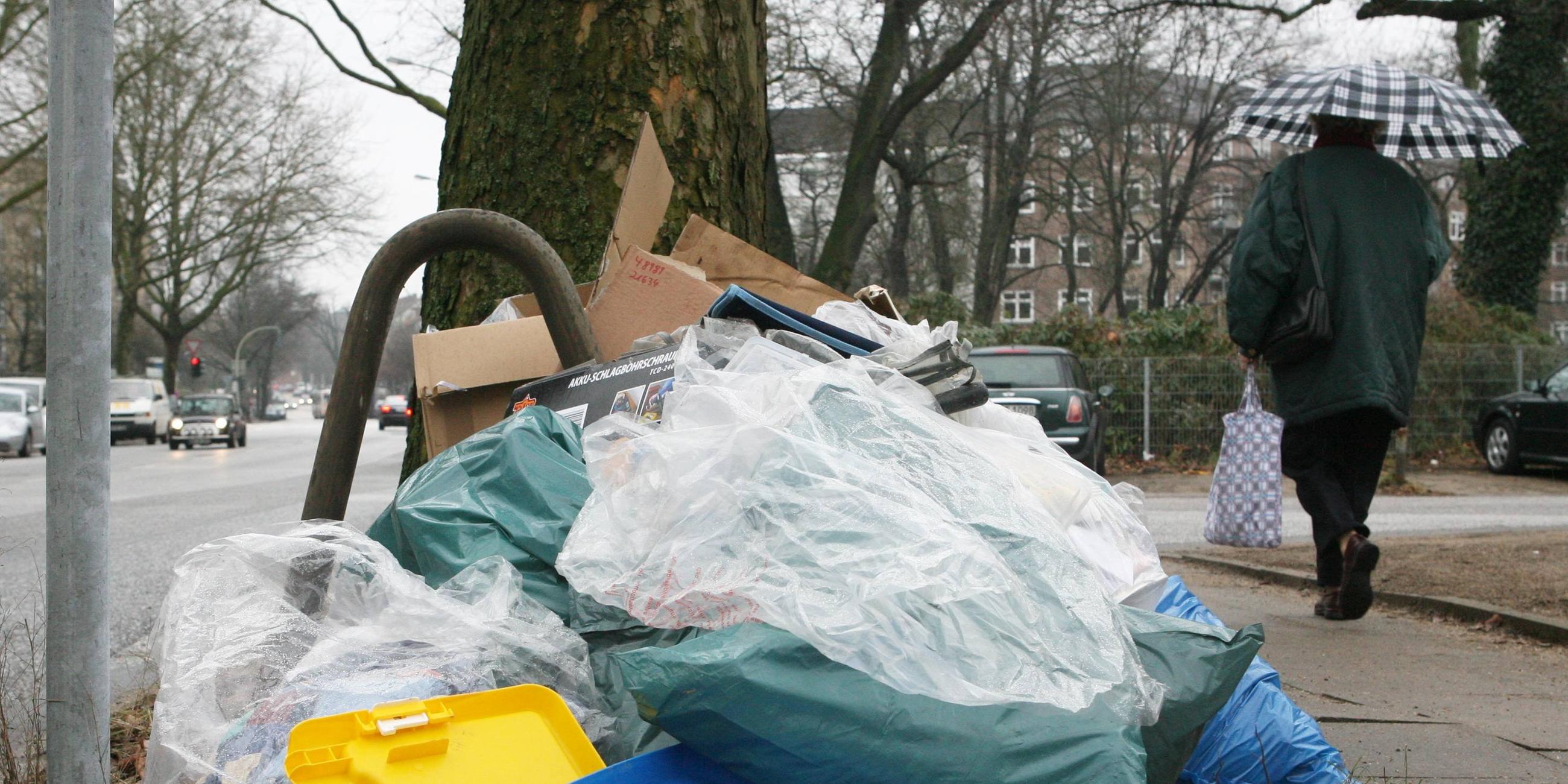 Müll liegt am Straßenrand