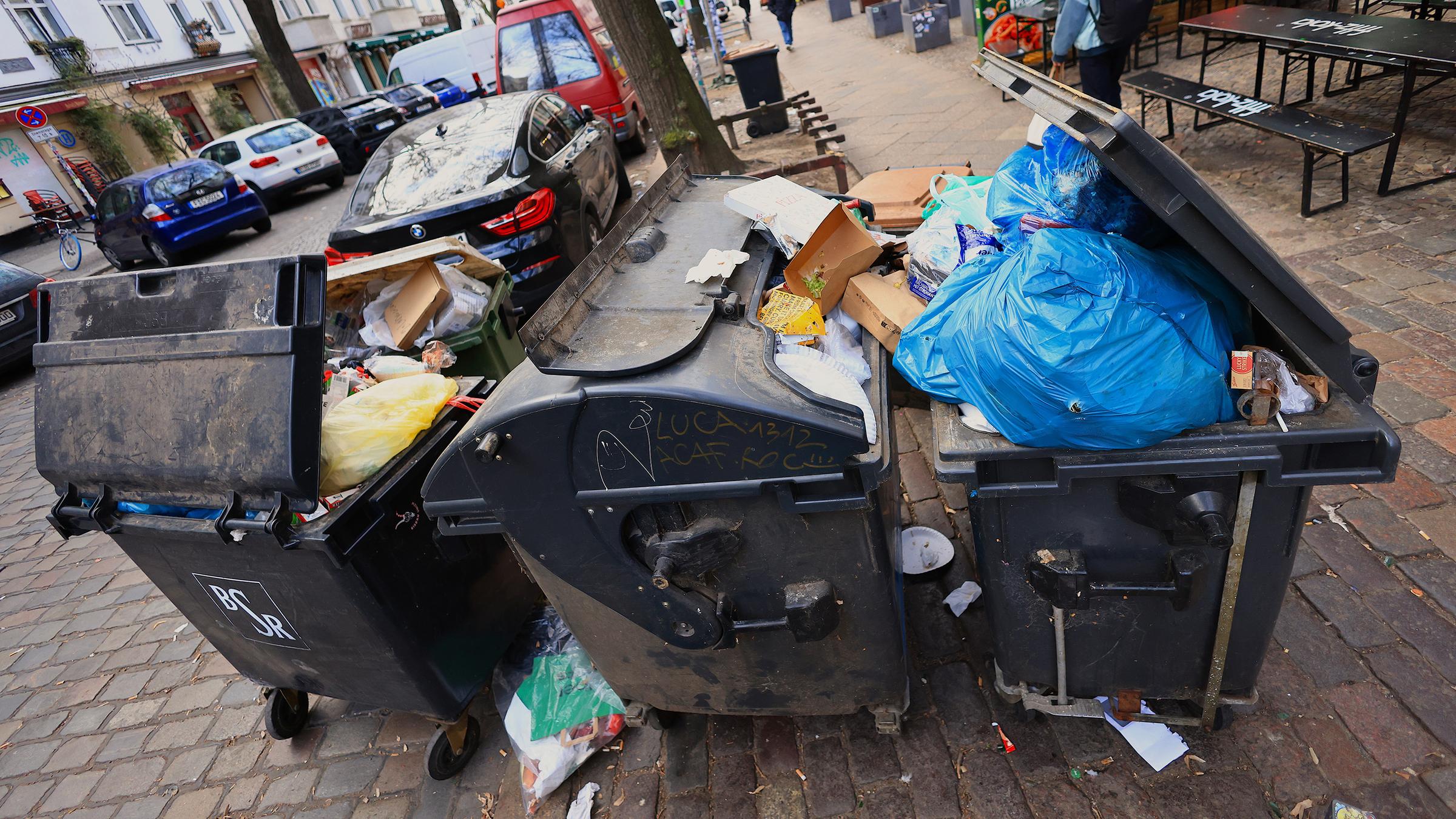 Überfüllte Mülltonnen in Berlin