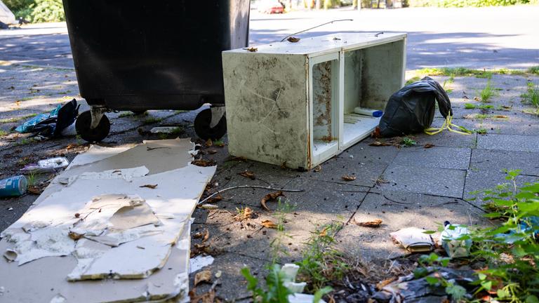 Illegal entsorgter Müll liegt an einem Parkplatz im Stadtteil Neukölln. Die illegale Entsorgung von Müll wird in Berlin teurer als bisher. 