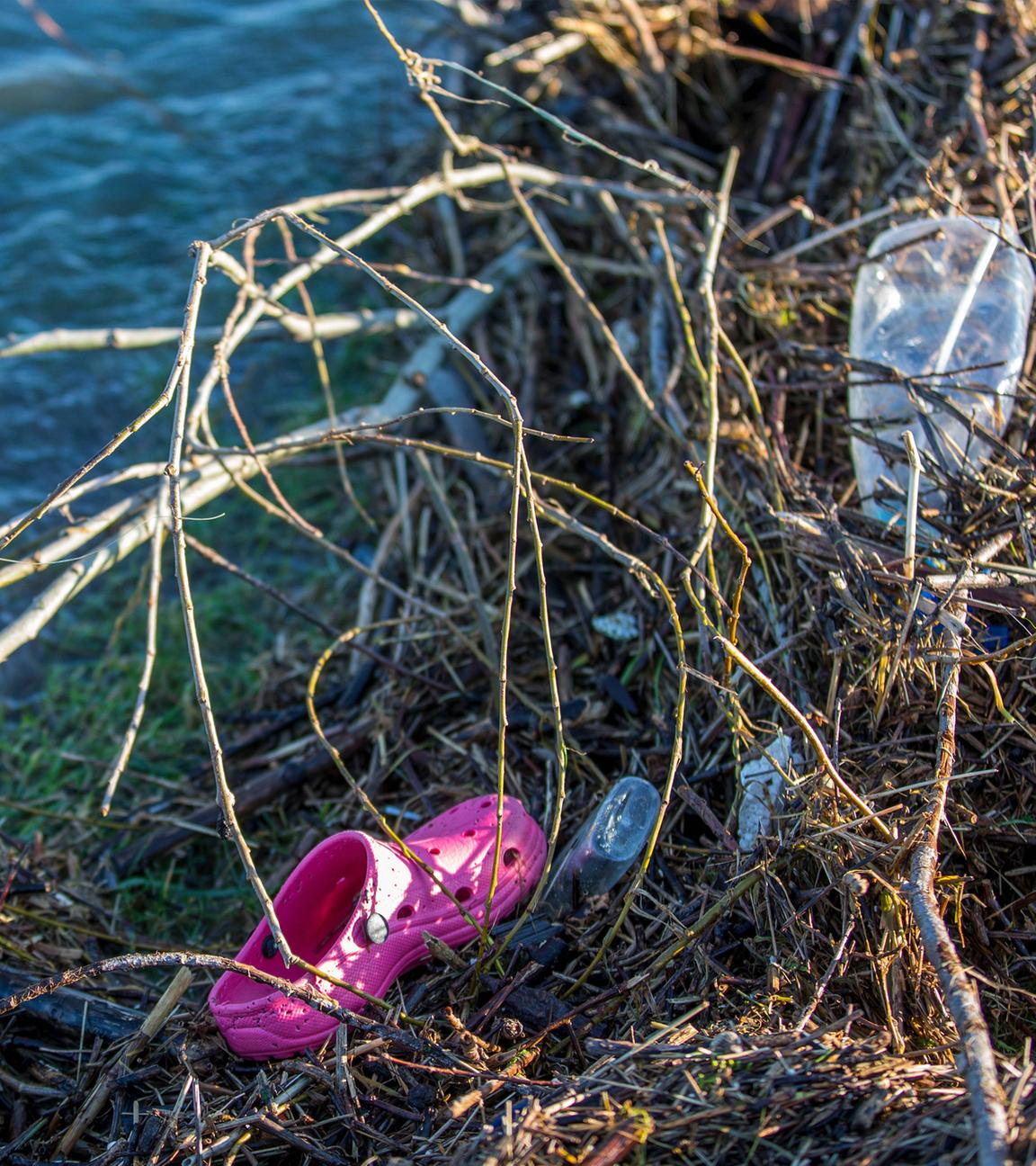 Archiv: Das Hochwasser spült Müll an Land , hier ein Schuh Plastikschuh Crocs und eine Plastikflasche. 