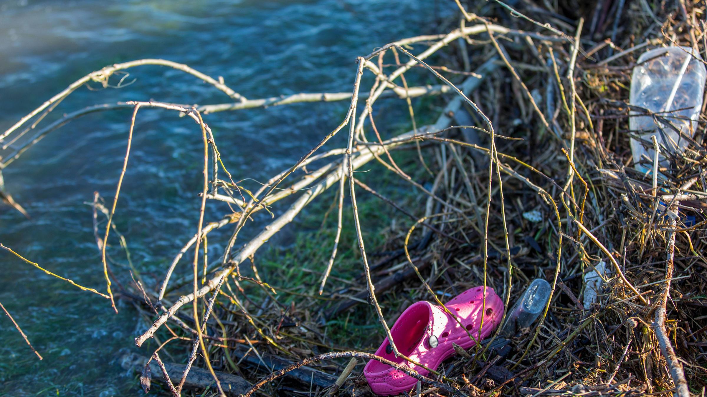 Archiv: Das Hochwasser spült Müll an Land , hier ein Schuh Plastikschuh Crocs und eine Plastikflasche. 
