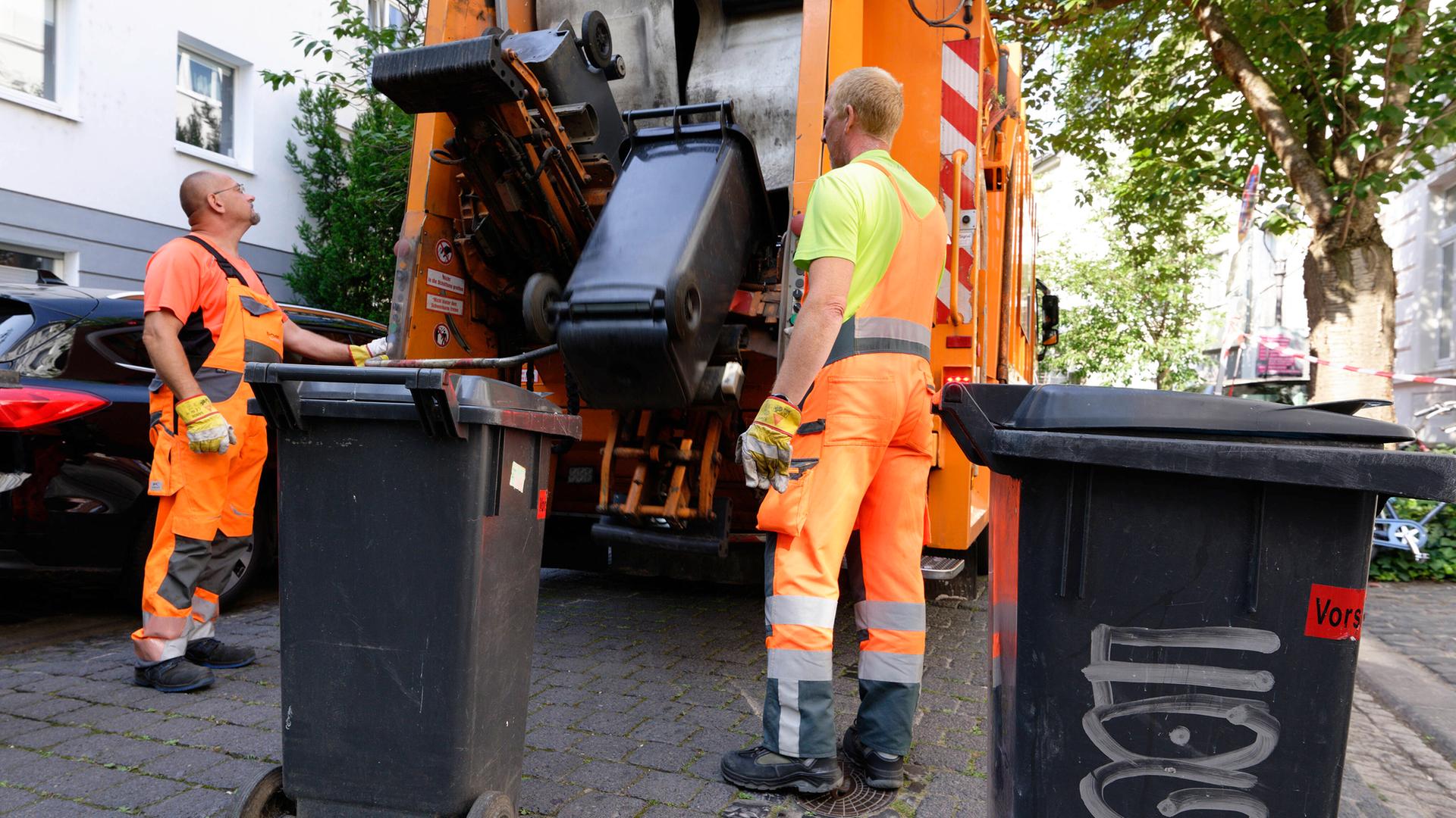 Arbeiter der Entsorgunsbetriebe leeren die Mülltonnen